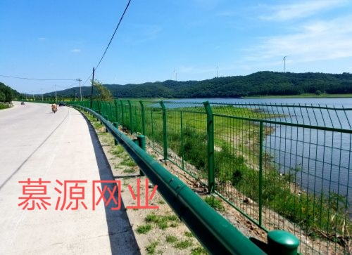 高速公路常用隔離網(wǎng)：公路隔離網(wǎng)、防炫目網(wǎng)、護(hù)欄板